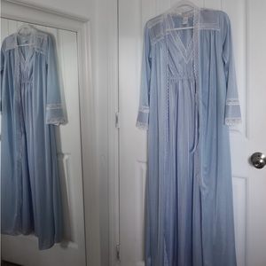 Vintage 100% nylon Blue Lace 2-piece gown and robe set size Large 🩵